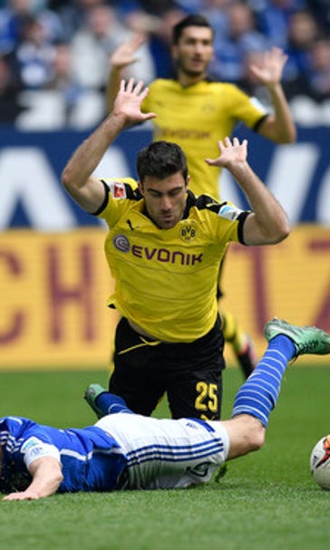 Schalke holds Dortmund 2-2, Bayern leads by 7 points